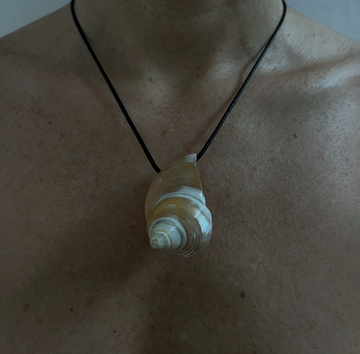SHELL NECKLACES LEATHER